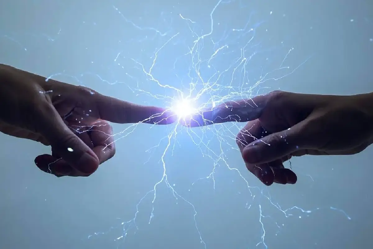 Zakaj te nekateri ljudje dobesedno “strelijo” s tokom, ko se jih dotakneš – znanost pojasni vse 