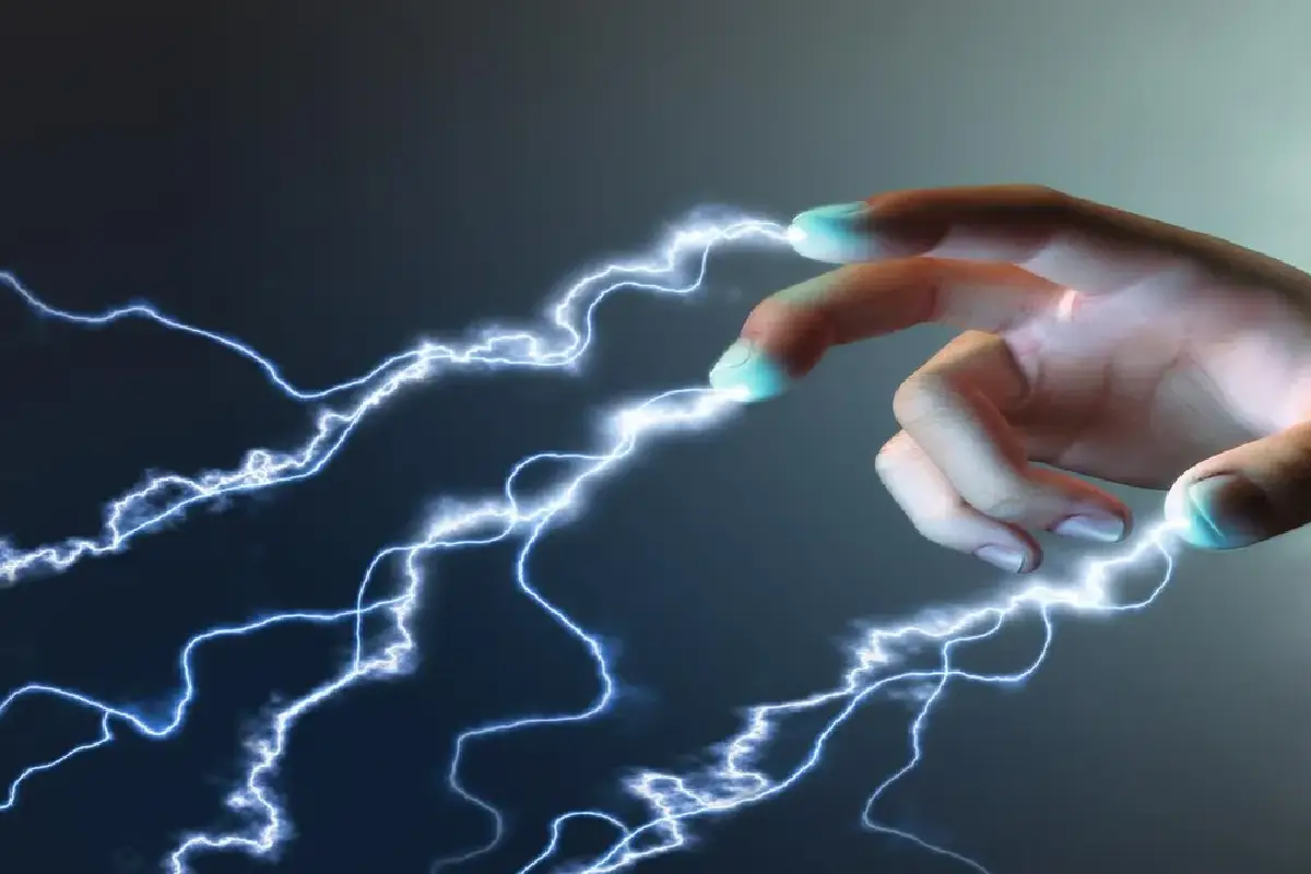 Zakaj te nekateri ljudje dobesedno “strelijo” s tokom, ko se jih dotakneš – znanost pojasni vse 