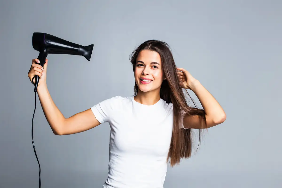 Frizerji imajo eno samo opozorilo: če sušiš lase tako kot 90 % žensk, jih uničuješ vsak dan