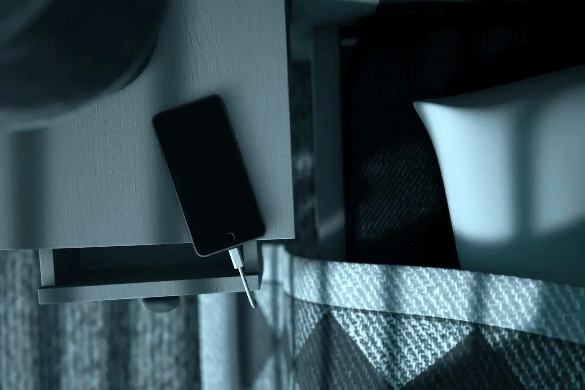 Stari Mit Razbit: Ali lahko telefon polnite CELO NOČ? Resnica, ki vas bo presenetila