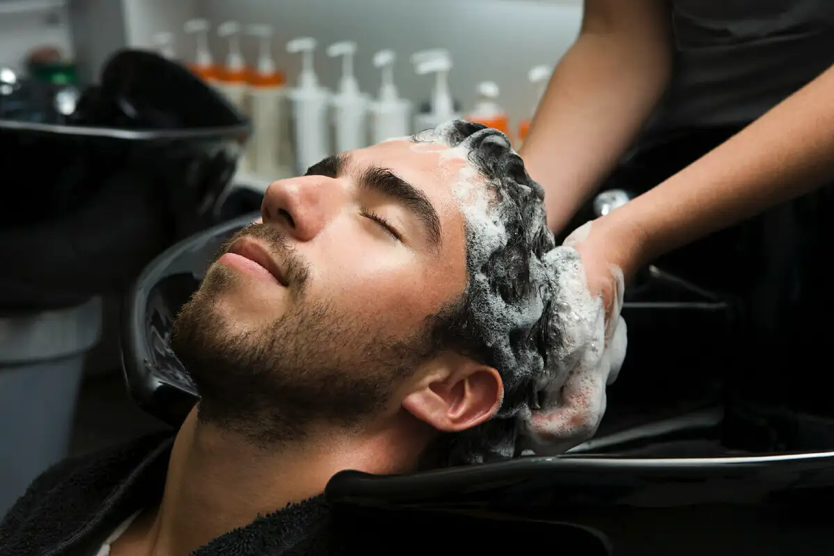 Kako pogosto umivati lase, da ostanejo močni: trihologi dali končni odgovor – odvisno od tipa las in navad