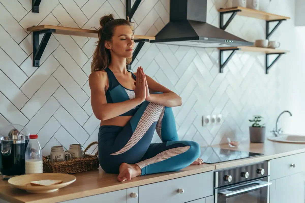 7 tihih navad, ki ti uničujejo metabolizem – strokovnjaki razkrijejo, zakaj se energija topi in kilograme ne gre dol