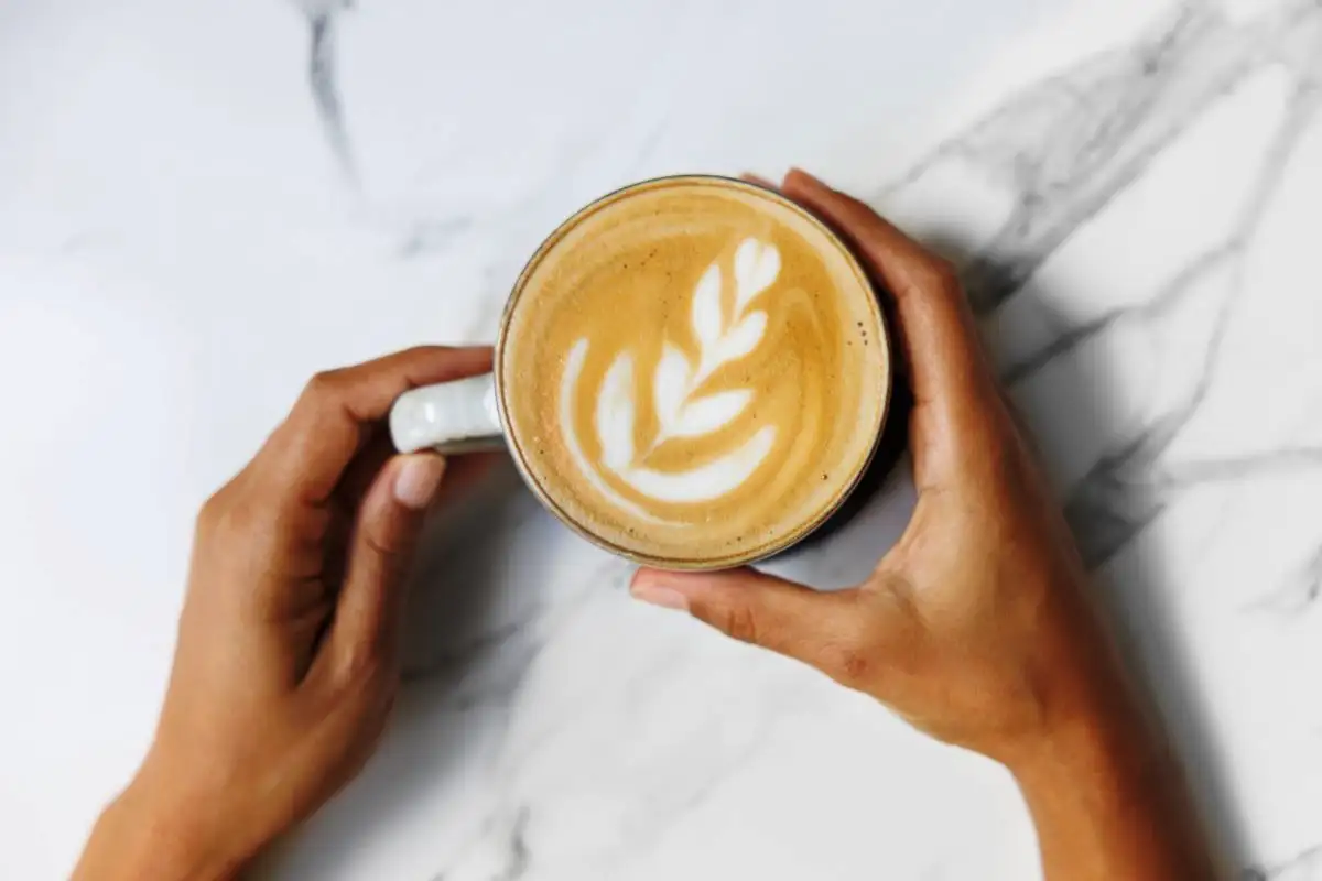 7 tihih navad, ki ti uničujejo metabolizem – strokovnjaki razkrijejo, zakaj se energija topi in kilograme ne gre dol