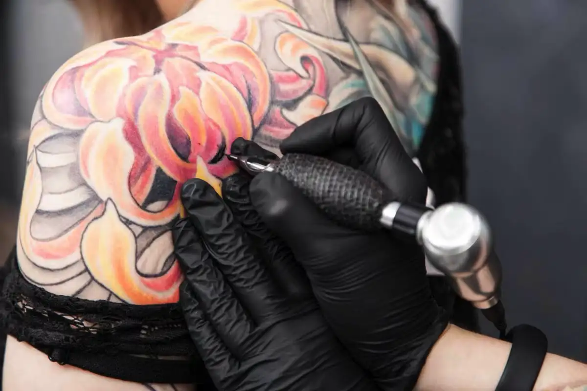 Kaj pomeni imeti veliko tetovaž po mnenju psihologije