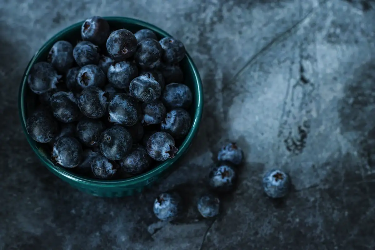 Ne samo zeleni čaj: 7 vsakdanjih živil, ki imajo toliko antioksidantov, da ti podaljšajo mladost