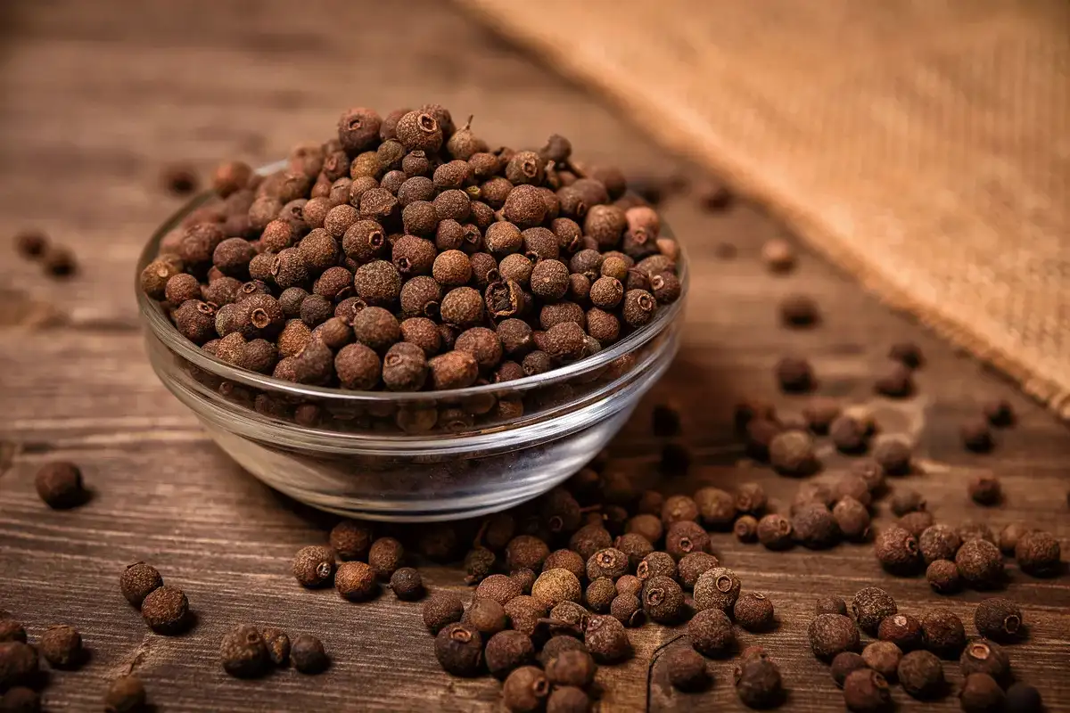 Ne samo zeleni čaj: 7 vsakdanjih živil, ki imajo toliko antioksidantov, da ti podaljšajo mladost