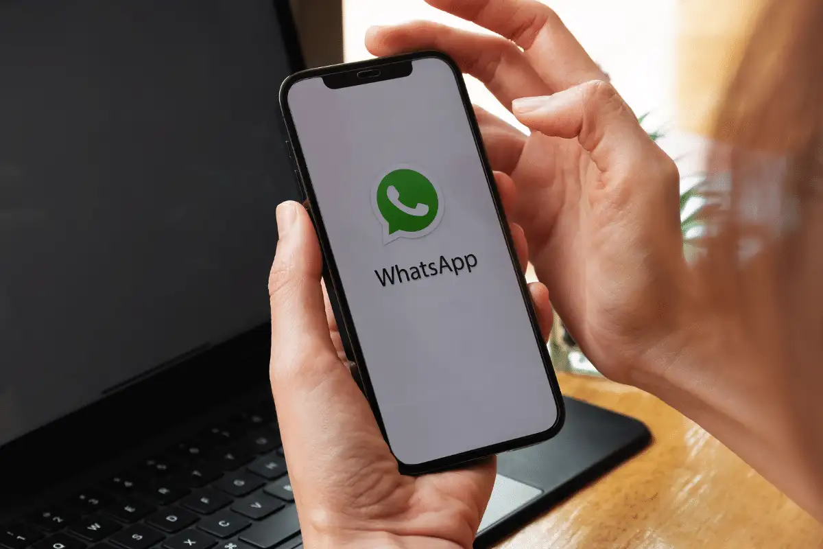 WhatsApp znova izumi glasovno pošto: zdaj lahko pošiljate avdio- in video-odgovore na neodgovorjene klice