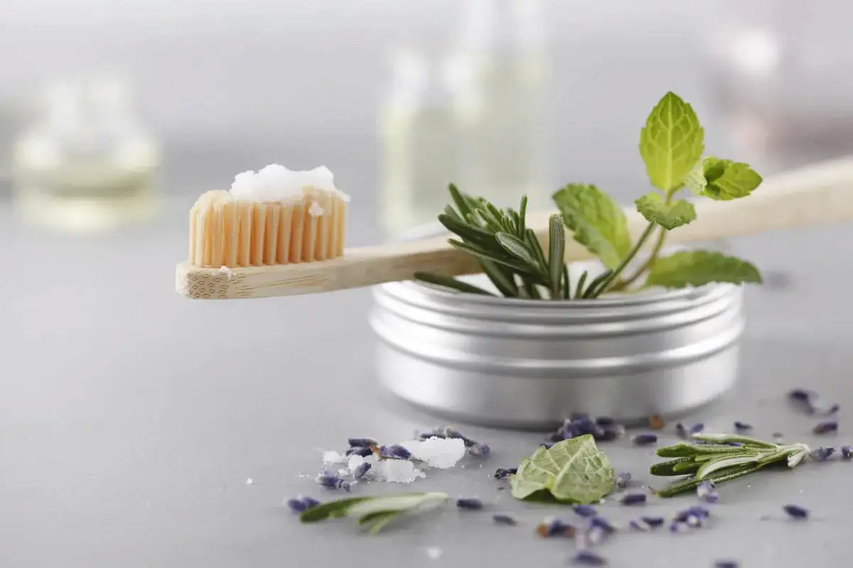 Kako izbrati zobno ščetko in pasto: nasveti strokovnjakov – kaj iskati v sestavi in tehniki